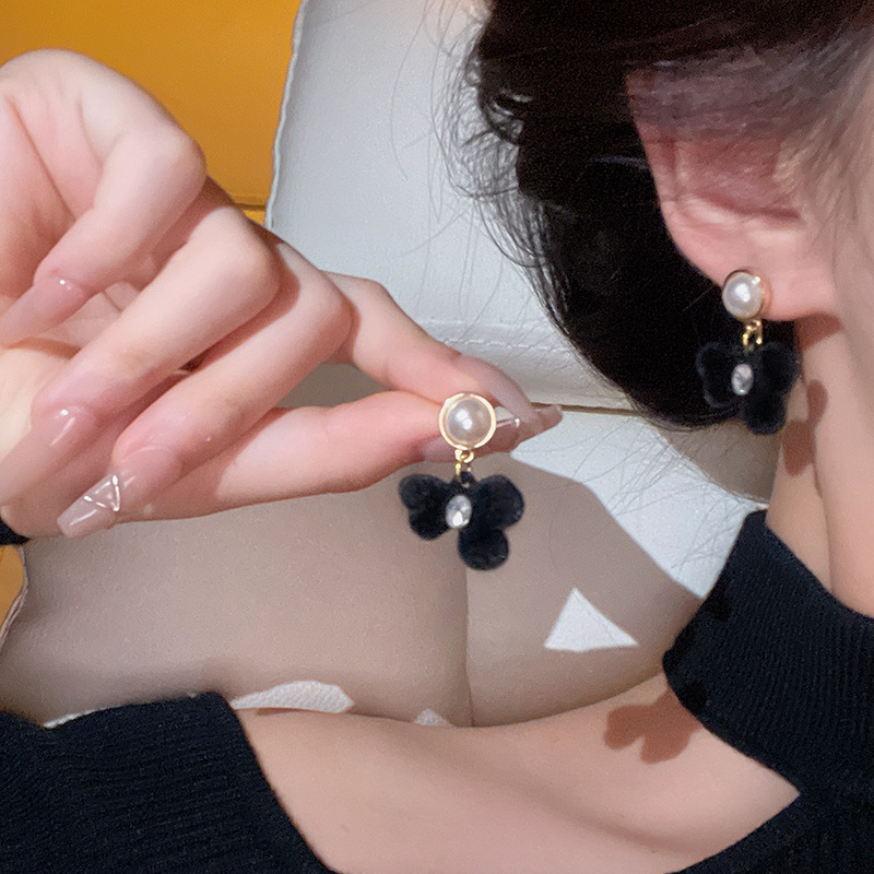 Korean-style pearl flocked black bow stud earrings with a light luxury, niche and high-end feel, versatile and personalized stud earrings Application Scenario