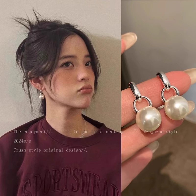 Celebrity-style pearl stud earrings for women in autumn and winter, a fashionable and high-end look, a niche and light luxury earpiece that has become a hit among Internet celebrities full figure