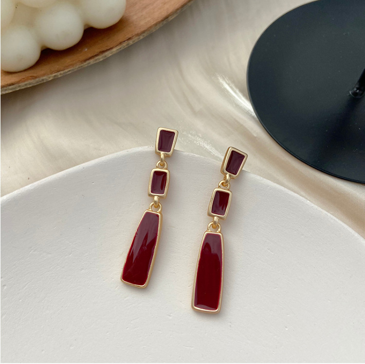 S925 silver retro red whitening earrings, simple geometric oil-dripping long earrings, trendy and fashionable earrings that are popular among Internet celebrities Specification drawing