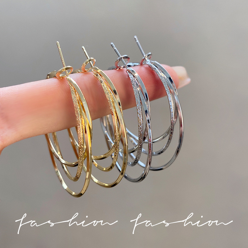 S925 Silver Needle, with a niche design sense, ear rings, and unique stud earrings, is a new trendy and cool style for women, as well as fashionable and exaggerated earrings Application Scenario