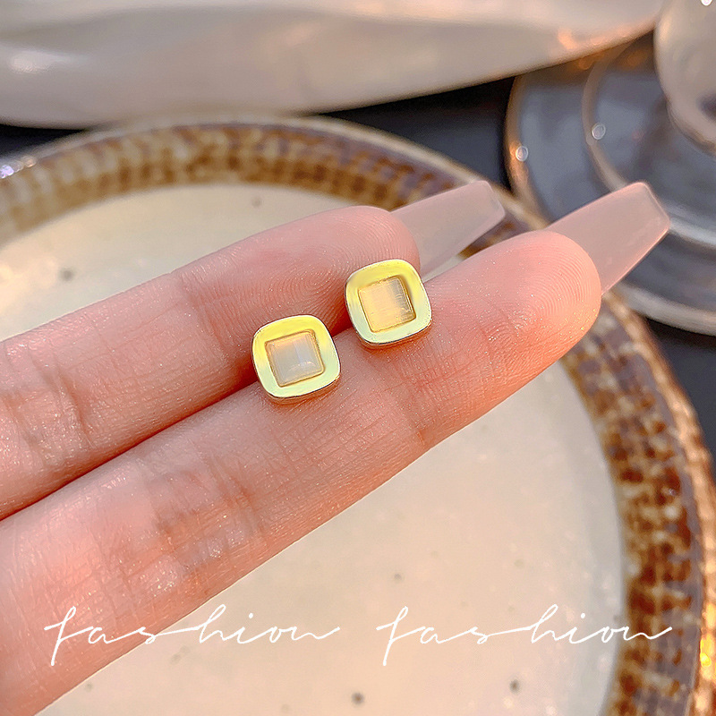 Small and exquisite best-selling cat's eye stone ear studs, simple and elegant for women's commuting, trendy and stylish earrings, versatile earrings full figure