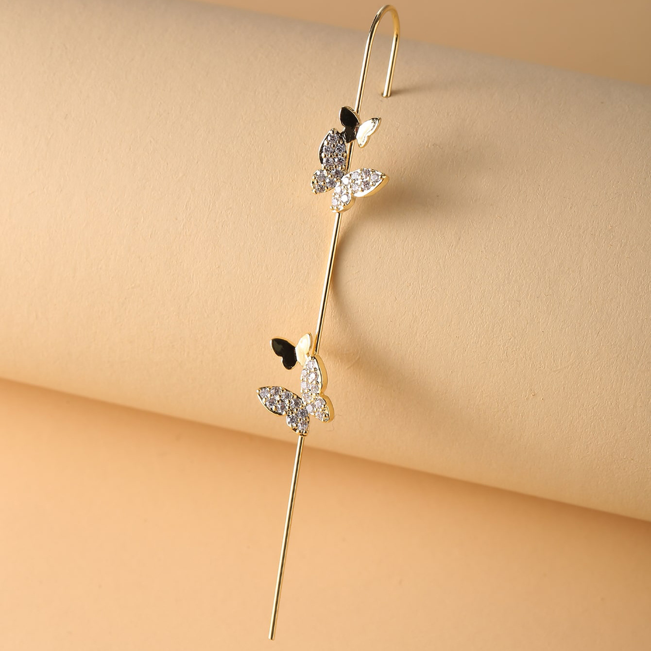 European and American cross-border embedded water diamond ear hooks, piercing ear needles, women's design, butterfly-shaped oblique line ear studs around the auricle, unique Specification drawing