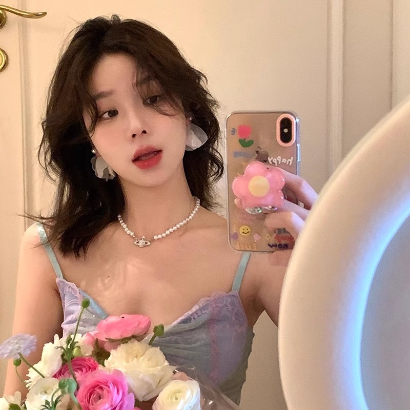Flower pearl earrings suitable for spring and summer, a niche design for women, high-end stud earrings, light luxury, fashionable and versatile earrings Application Scenario
