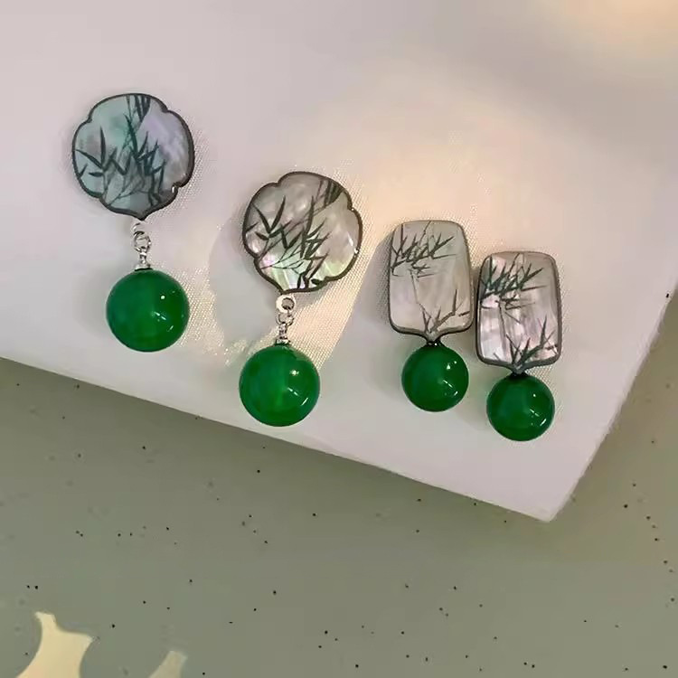 New Chinese-style green earrings, retro style, unique and elegant for women, ear studs, ancient style, cool and refreshing earrings Application Scenario