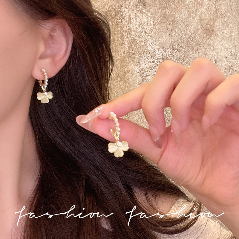 French cat's eye stone three-leaf flower pearl earrings, women's light luxury and high-end style, elegant and grand stud earrings, exquisite flower earrings Specification drawing
