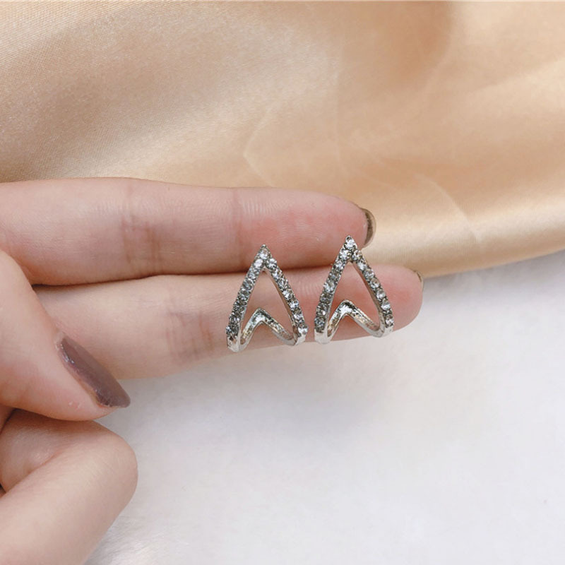 The S925 silver ear stud, a new French triangular stud, is a trendy Korean-style earring that has become a popular female earpiece Application Scenario