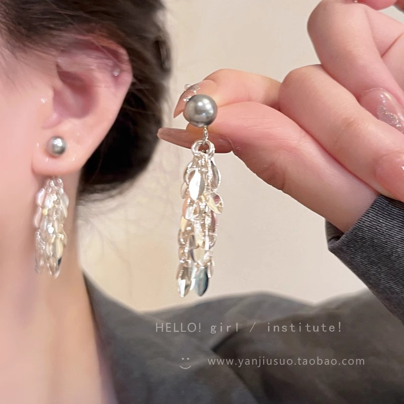 Silver and bright small leaf tassels, pale grey pearl stud earrings, 925 silver needle, super fairy-like, slimming and elegant earrings and pendants full figure