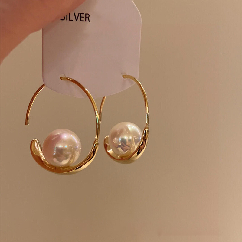 This is a unique and niche design with golden ring pearl earrings. The ear rings exude a sense of elegance and sophistication. It's a new trendy ear accessory from 2025 details Picture