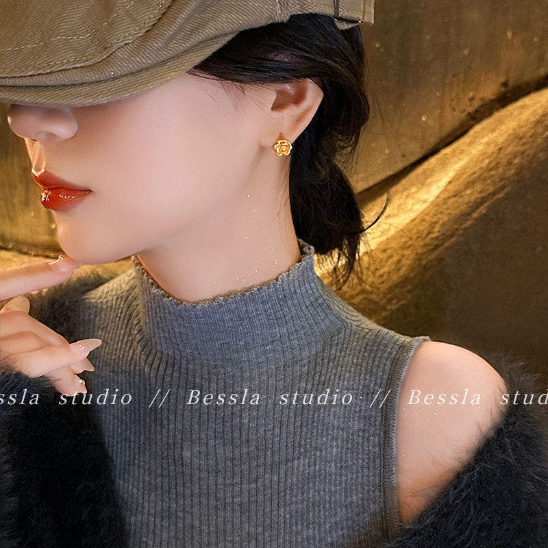 The simple and elegant golden camellia flower ear buckles exude a unique and high-end feel. They are versatile and fashionable for women's commuting earrings Specification drawing