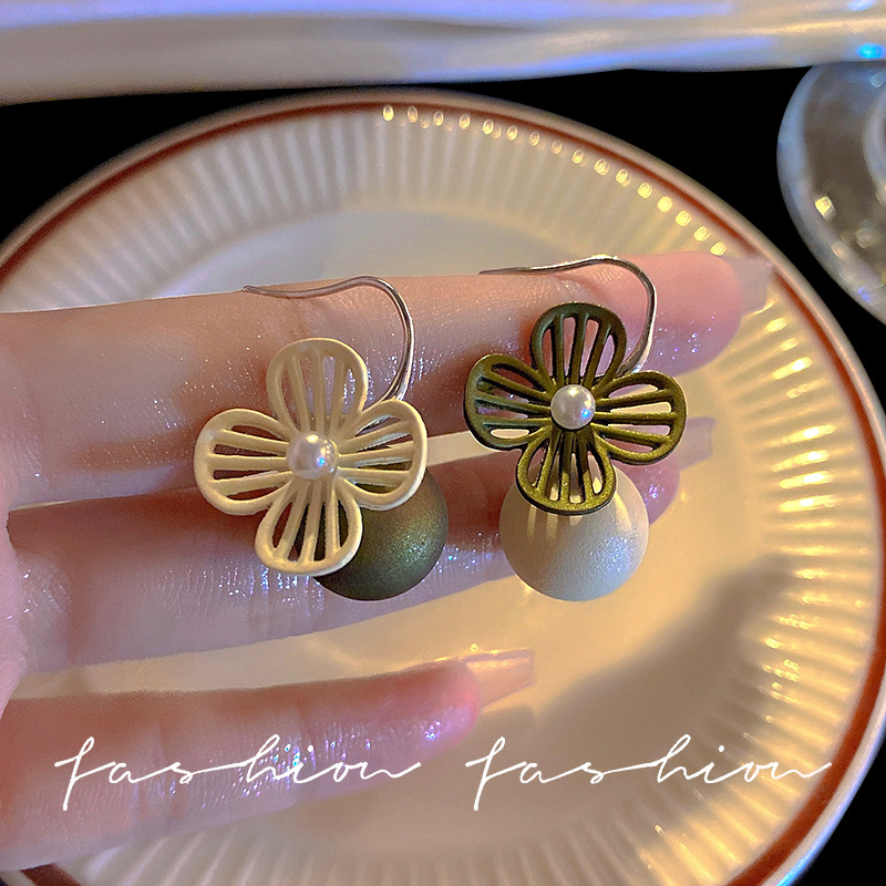 S925 Silver Needle three-dimensional Flower Pearl Stud Earrings for Women, sweet and niche design, super ethereal and versatile earrings and earrings Specification drawing
