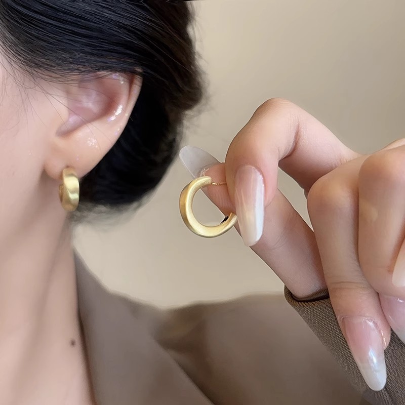 Fashionable and versatile metal style ear rings and earrings, minimalist and cold style plain ring C-shaped earrings, European and American personalized accessories full figure