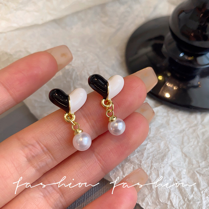 Black and white mixed-color heart-shaped pearl stud earrings exude a sense of sophistication, are versatile, and feature a niche design. They are a high-end, simple, and commuter style earpiece details Picture