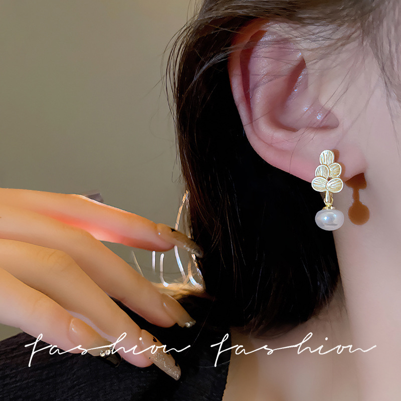 The minimalist forest-themed leaf pearl stud earrings are a new bestseller for women in 2023, featuring a simple and elegant style. They are light luxury earrings for a socialite details Picture