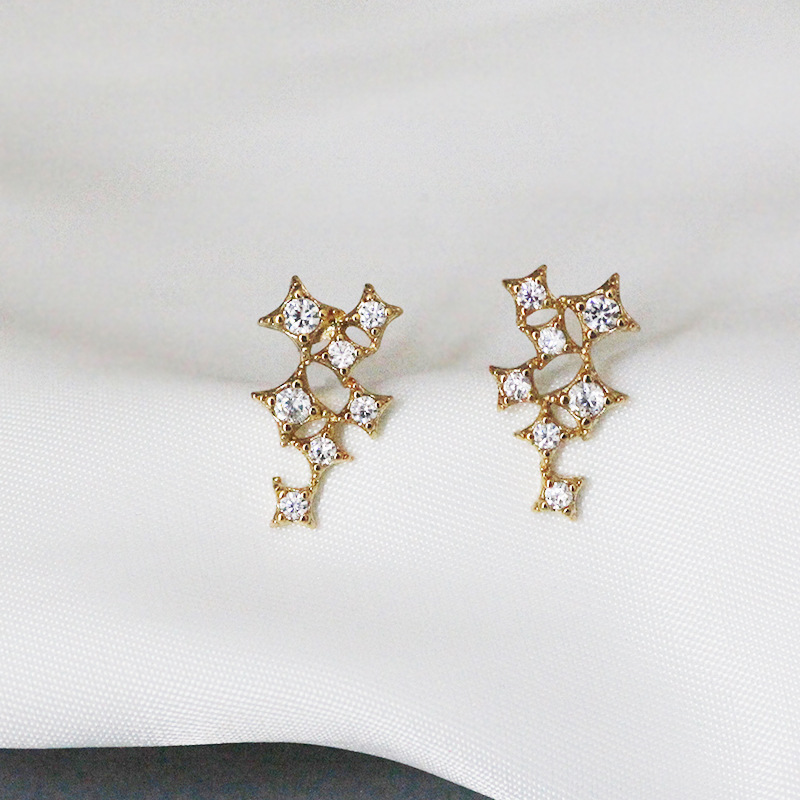 Star Earrings, a simple, versatile and personalized Korean-style accessory for students who don't need to take them off while sleeping full figure