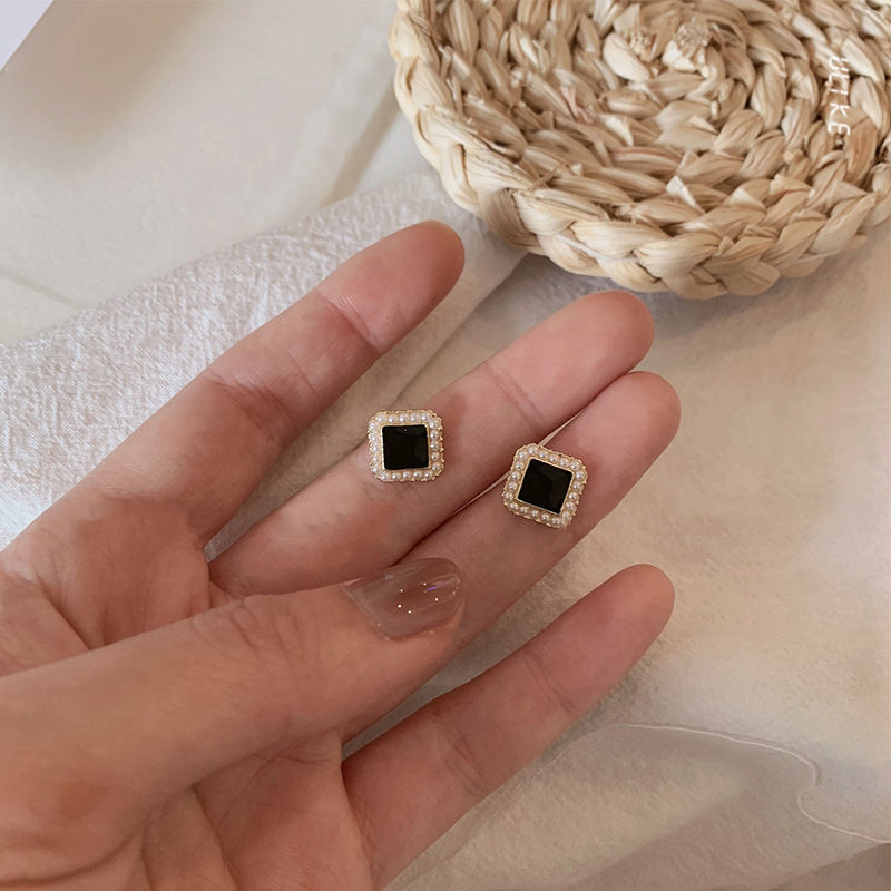 S925 Silver needle retro black oil-dripping square pearl stud earrings, women's light luxury style earrings, trendy and versatile, elegant earrings full figure