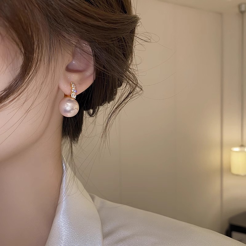 Exquisite pink pearl stud earrings, a niche design for women, exude a sense of high-end luxury. These earrings are simple, retro, fashionable and elegant Specification drawing