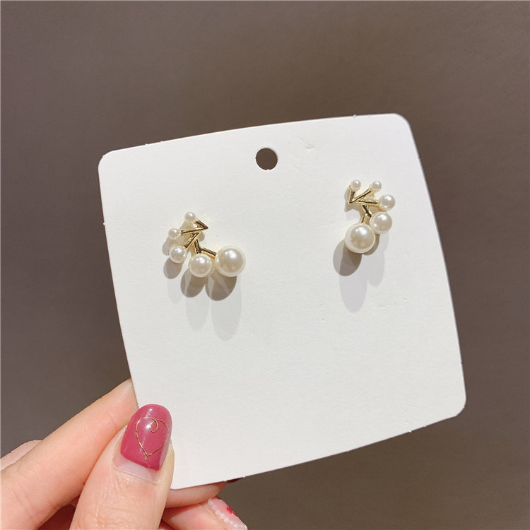 New Korean-style pearl stud earrings from Dongdaemun, South Korea, with a unique and simple touch for women full figure