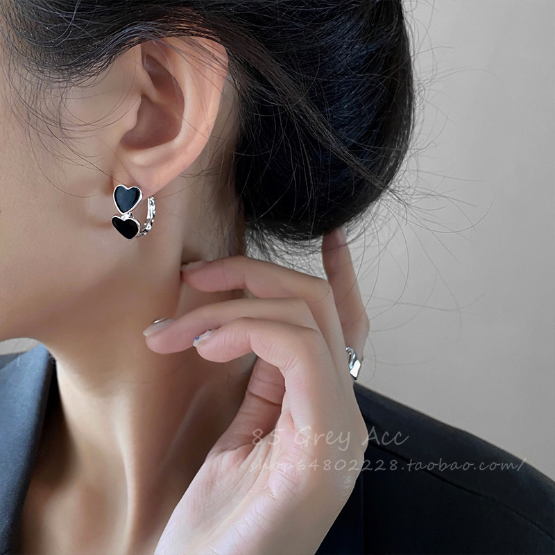 Korean black heart-shaped, dark, sweet and cool style, Instagram niche design sense, fashionable and cold style, peach-heart trendy ear studs full figure