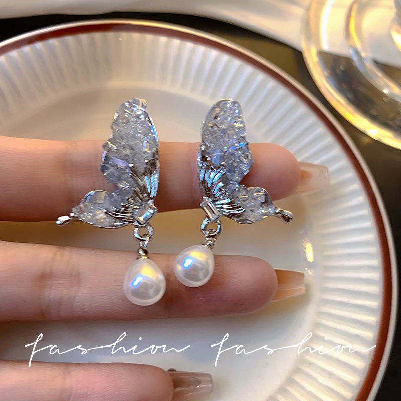 Blue butterfly wing pearl earrings, women's trendy autumn and winter niche design earrings, light luxury and elegant earrings wholesale full figure
