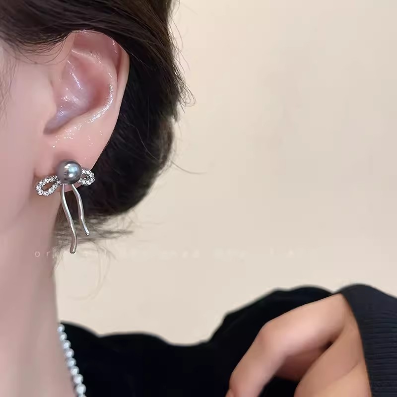 A unique and off-the-beaten-path French retro long tassel earrings and earrings for women with two bow grey pearl earrings Specification drawing