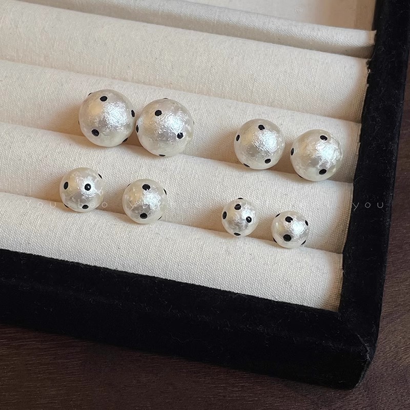 Versatile and elegant polka dot pearl stud earrings for women, a new bestseller, a niche retro new Chinese style unique whitening silver needle earrings Application Scenario