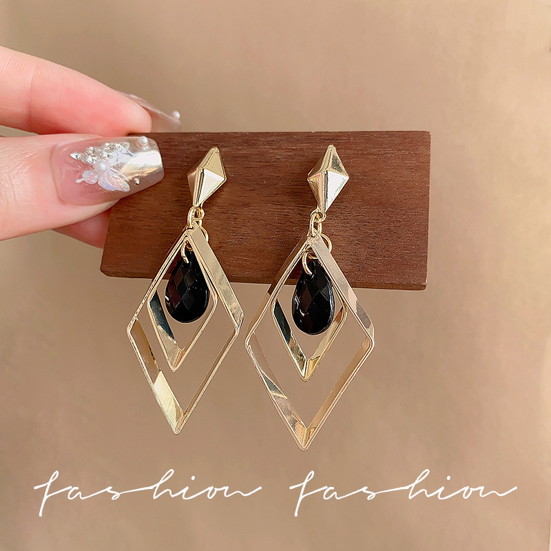 The new S925 silver needle earrings are a fashionable and trendy black diamond-shaped stud earrings with a touch of elegance, suitable for women Specification drawing