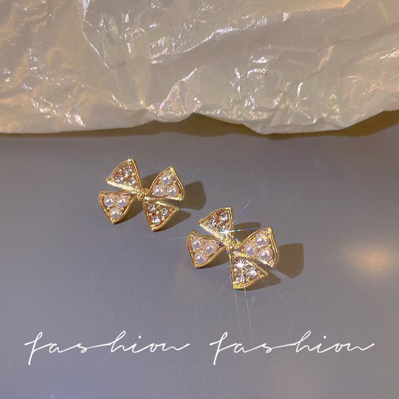 French retro bow pearl stud earrings with a delicate fragrance style, exuding a sense of sophistication, exuding a niche charm, and being a light luxury and exquisite accessory for women full figure