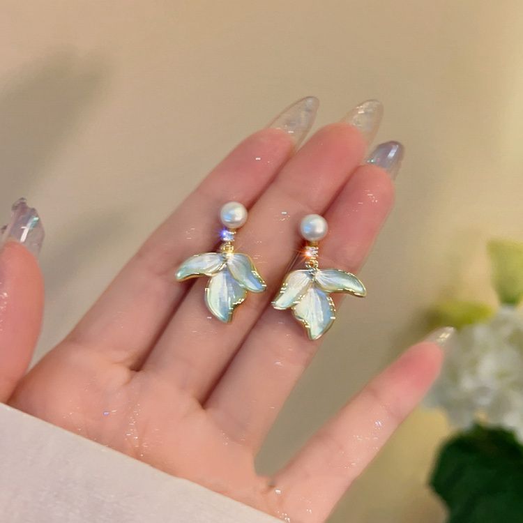 Silver needle sweet petal pearl earrings, women's fashionable and elegant, versatile stud earrings, fresh and high-end, light luxury earrings Application Scenario