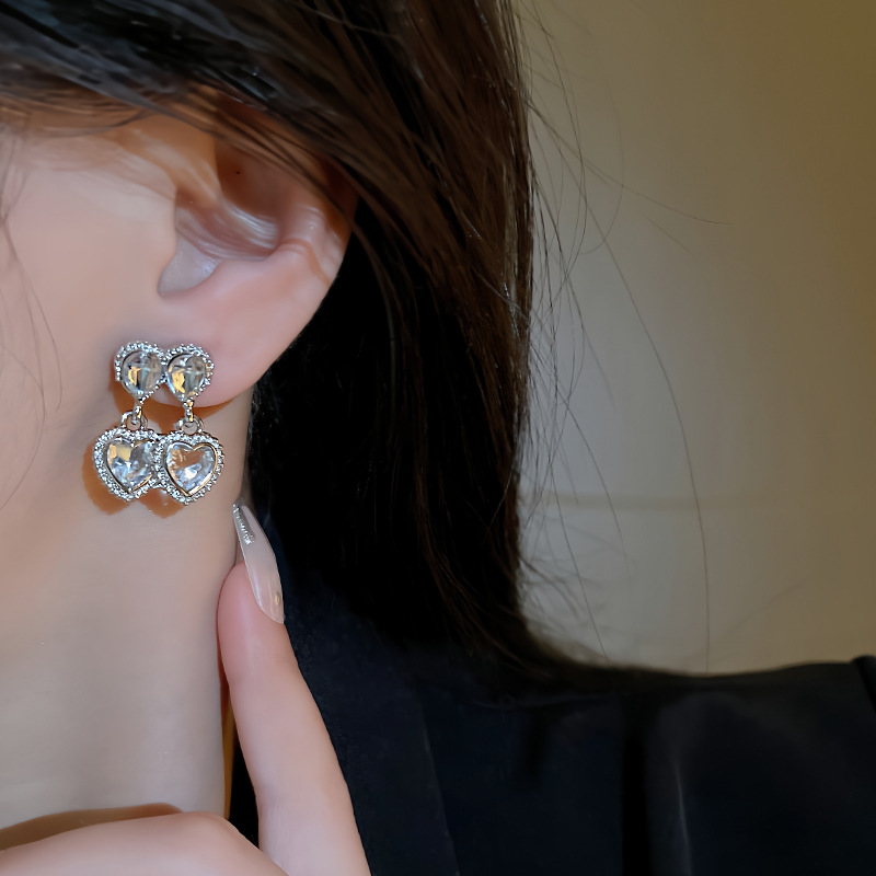 Korean InS-style heart-shaped earrings with a high-end and elegant look, new 2023 light luxury and niche design earrings Application Scenario