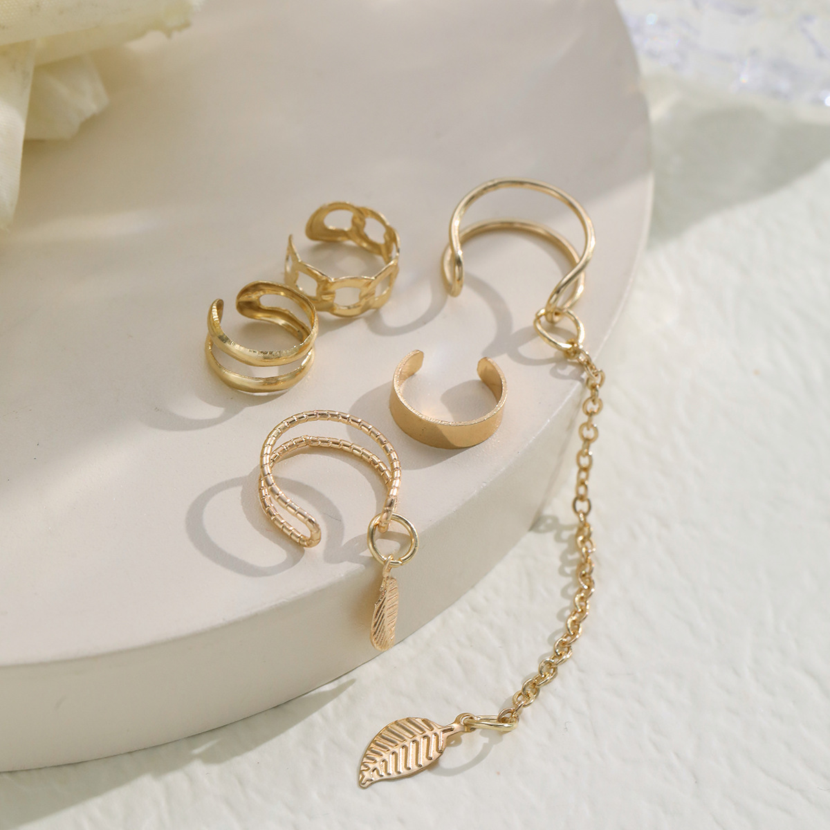 A 5-piece set of creative and light luxury C-shaped ear clips featuring cross-border fashion, temperament and individuality, golden leaf tassel chain Application Scenario