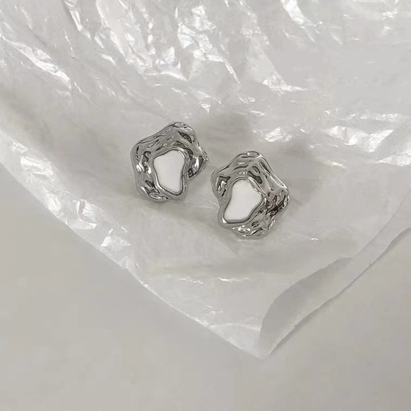 S925 Silver needle, a niche design sense earring, a cold and elegant aurora flowing irregular stud, a small and stylish ear accessory Application Scenario