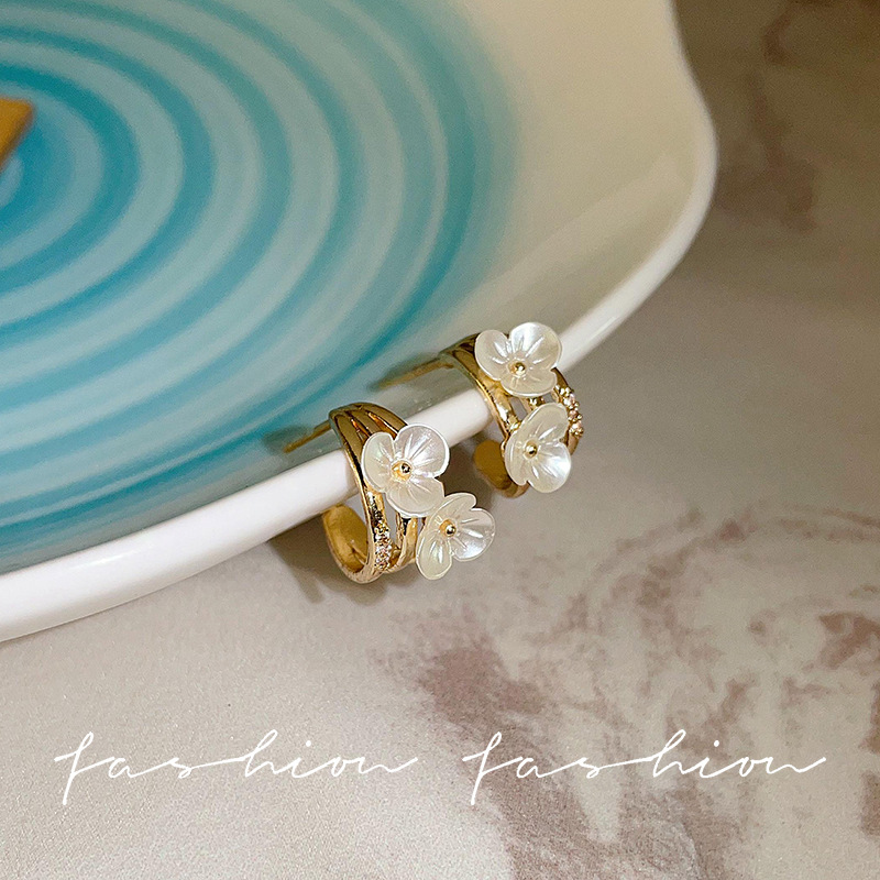Korean commuter earrings 2023 New trendy flower silver needle style C-shaped ear stud earrings wholesale Specification drawing