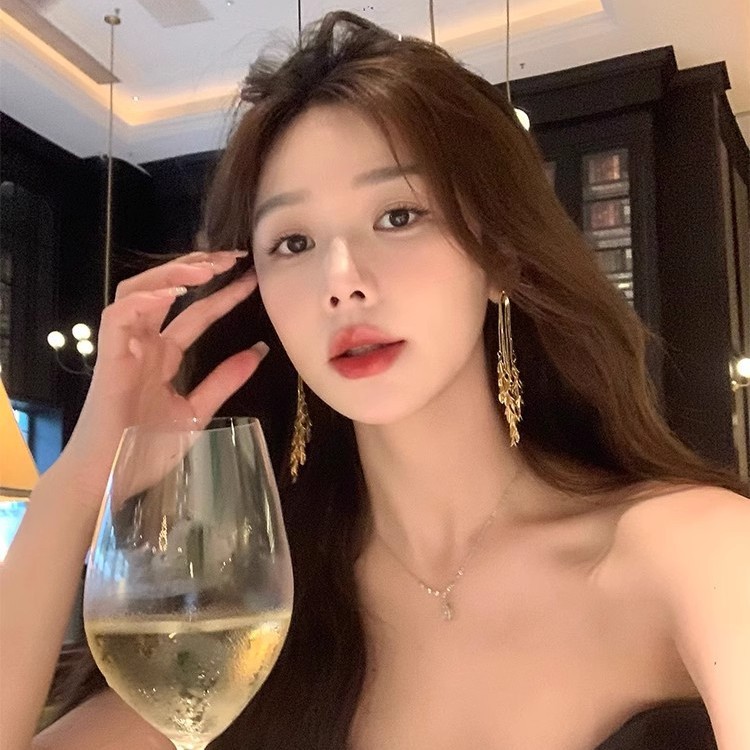 Golden long tassel wheat ear earrings, women's light luxury and high-end fashion stud earrings, niche unique and exaggerated style earrings Application Scenario