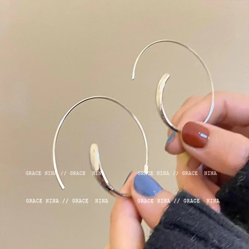 Metallic cold style silver pigment ring earrings, women's niche design sense, high-end stud earrings, individual, simple and elegant earrings Application Scenario