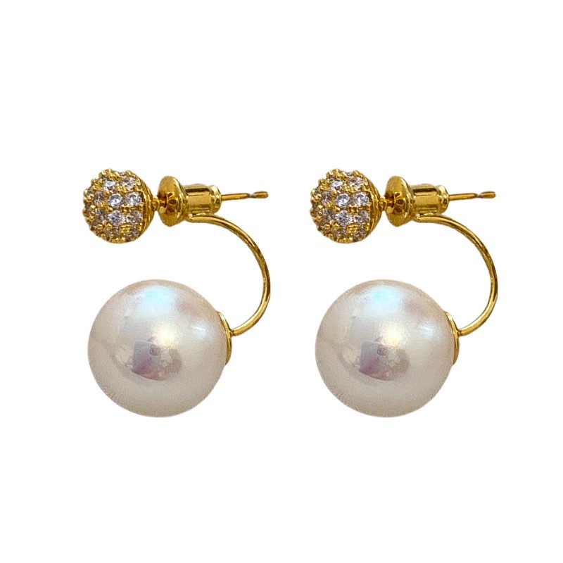 This is a pair of fashionable and elegant pearl stud earrings with a unique design for women, exuding a sense of high-end luxury Item Picture