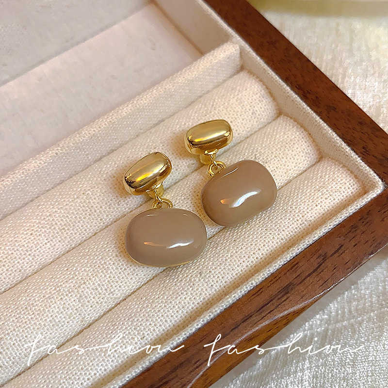 French retro two-pair bean stud earrings for women, small, simple and versatile, high-end and unique style earrings for autumn and winter Application Scenario