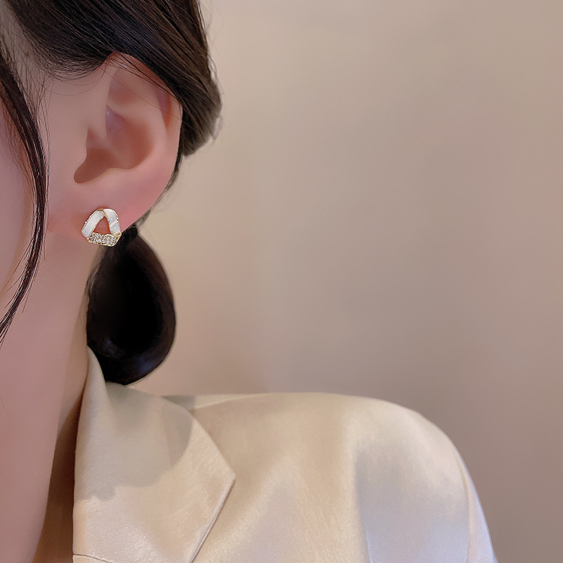 The light luxury triangular oil-dripping full-diamond stud earrings for women, S925, with silver needles, exude a sense of elegance and sophistication. They are exquisite and trendy Specification drawing