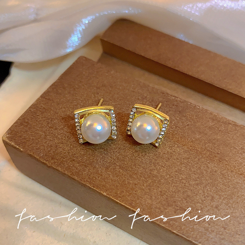 S925 silver needle French light luxury high-end diamond-encrusted pearl square small stud earrings, gentle and fashionable for women Specification drawing