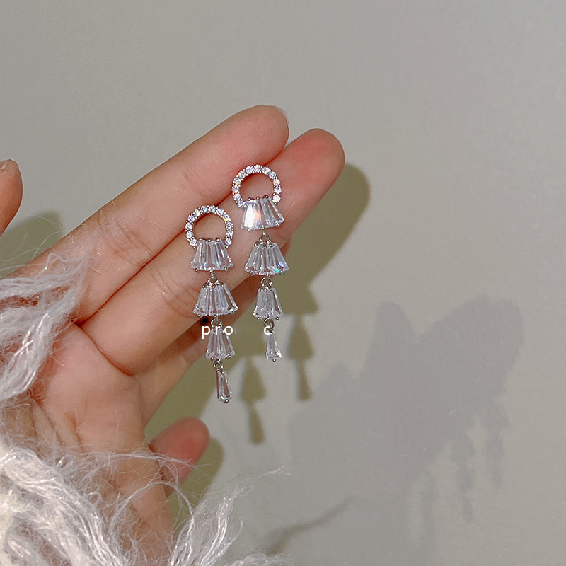 French high-end zirconia elegant earrings. For a female socialite with a round face, it can make her look slimmer. Unique and niche design. Versatile earrings details Picture