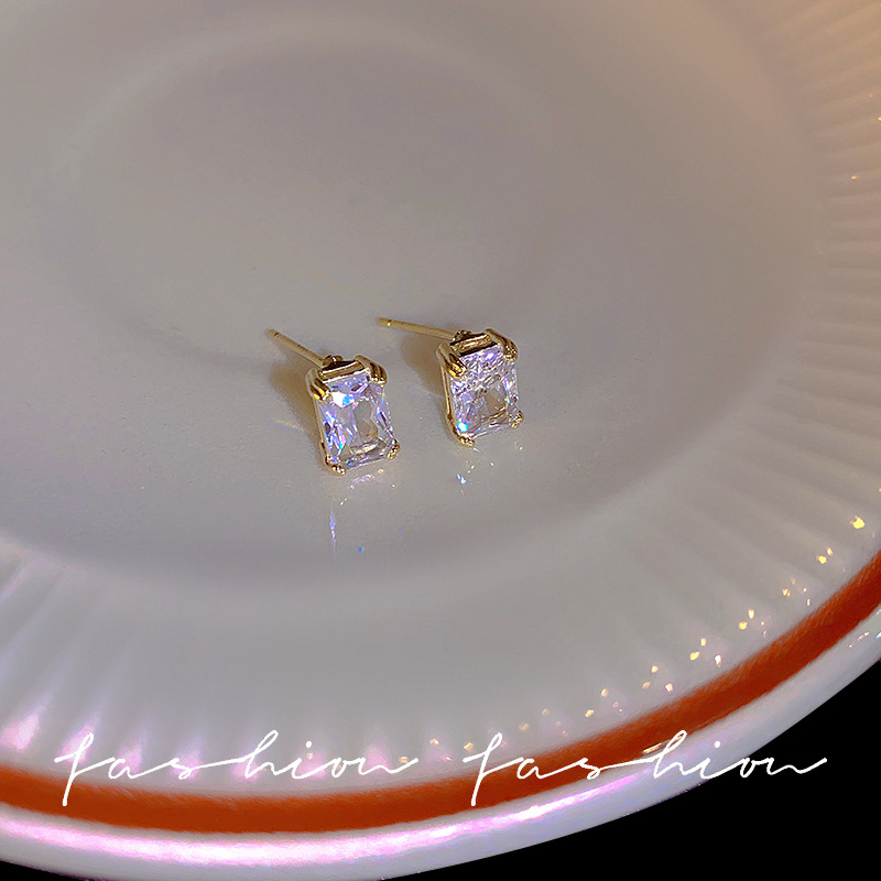 Small and simple zircon stud earrings with a niche design for women, fashionable and versatile earrings, the new trendy earrings of 2023 Specification drawing