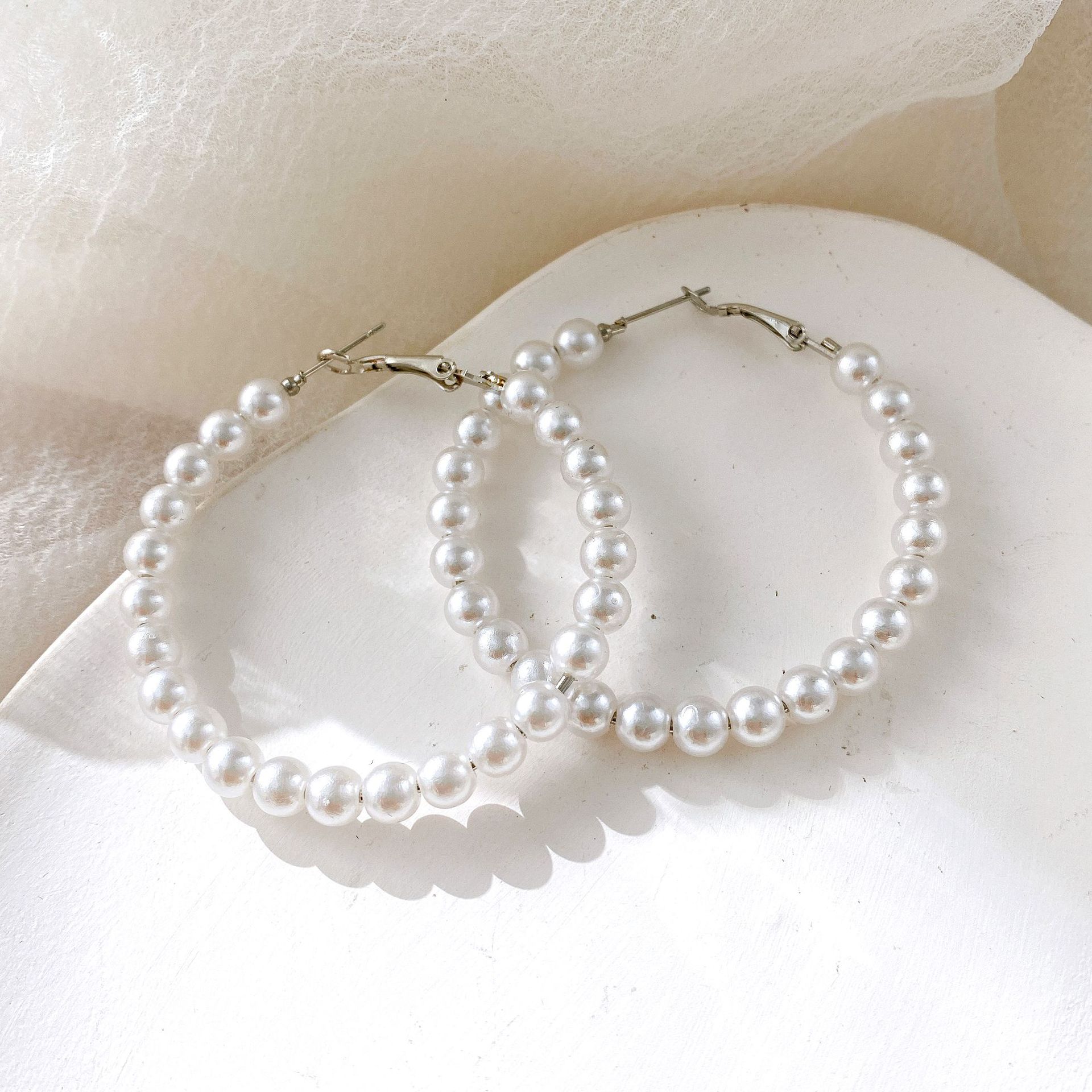 This is a best-selling retro imitation pearl ear ring from Europe and America. It features a stylish and cool Ins style large ring earrings full figure