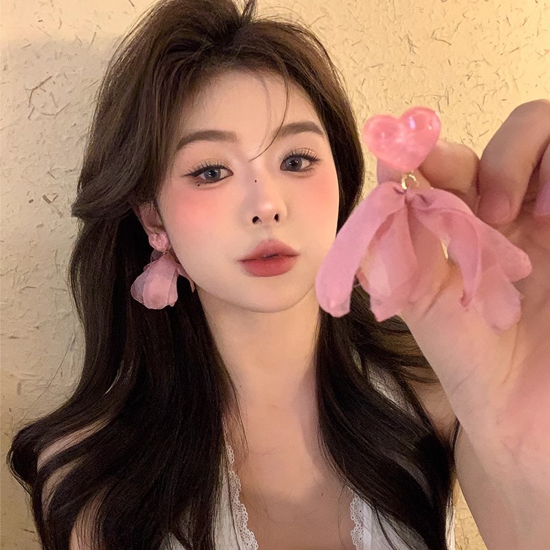 The dreamy pink heart-shaped flower earrings from the vacation island exude a pure and sensual atmosphere. The stud earrings are a niche design of earrings Specification drawing