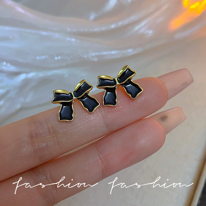 Black bow stud earrings 925 silver needle stud earrings simple, small and versatile earrings for women, new trendy earrings for 2024 Specification drawing
