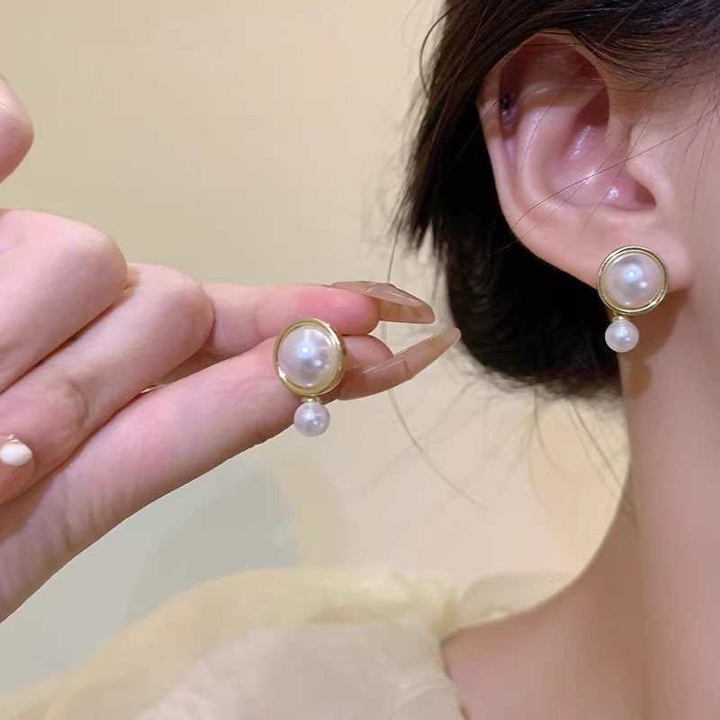 French retro design pearl earrings, a fashionable and high-end look for women, versatile and elegant, and a niche earring accessory full figure