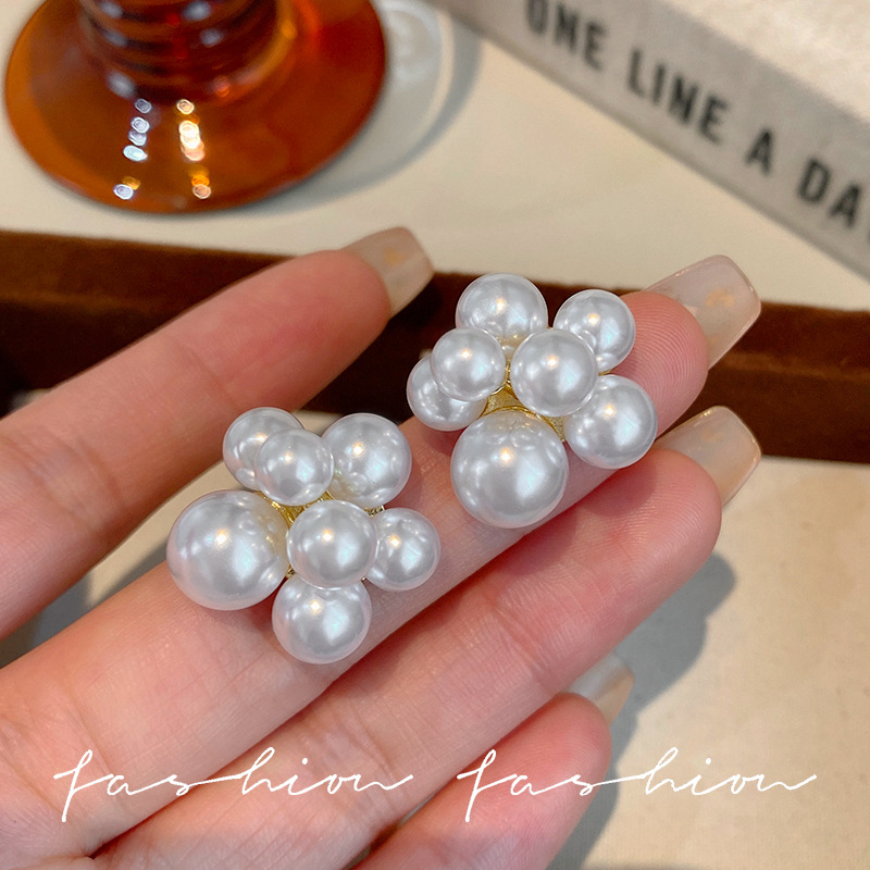 Korean elegant and exaggerated pearl stud earrings, French and Hong Kong-style classic earrings, versatile flower earrings full figure