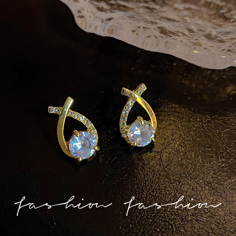 Exquisite small ear studs, high-end and light luxury zircon super sparkle, trendy design sense, ins versatile cross-shaped earrings and earrings Specification drawing