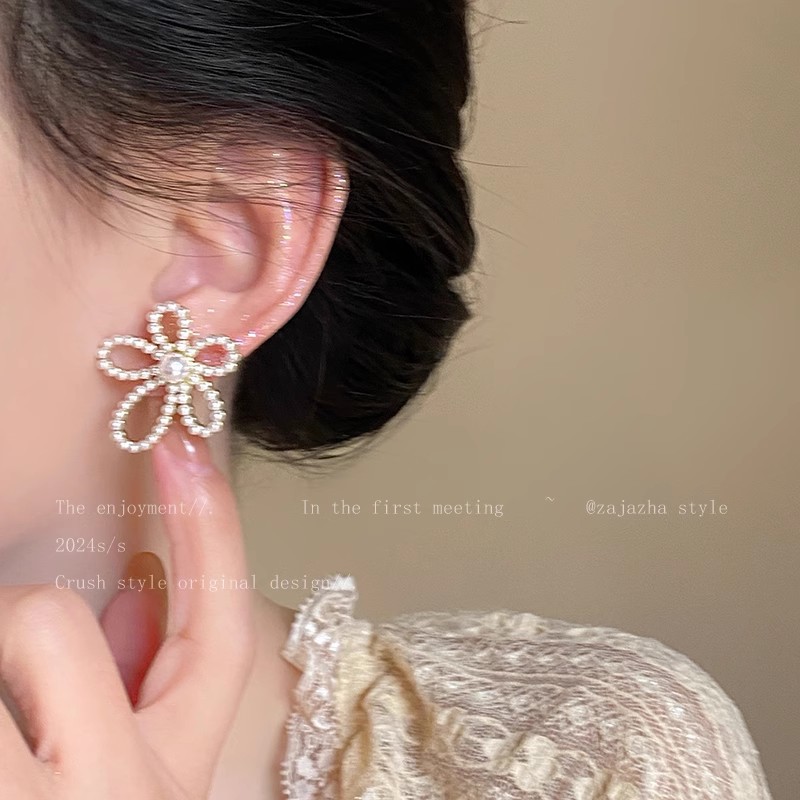 Pearl flower stud earrings for women, a unique Korean-style light luxury 2025 new model of earrings, simple, exquisite, fashionable and versatile details Picture