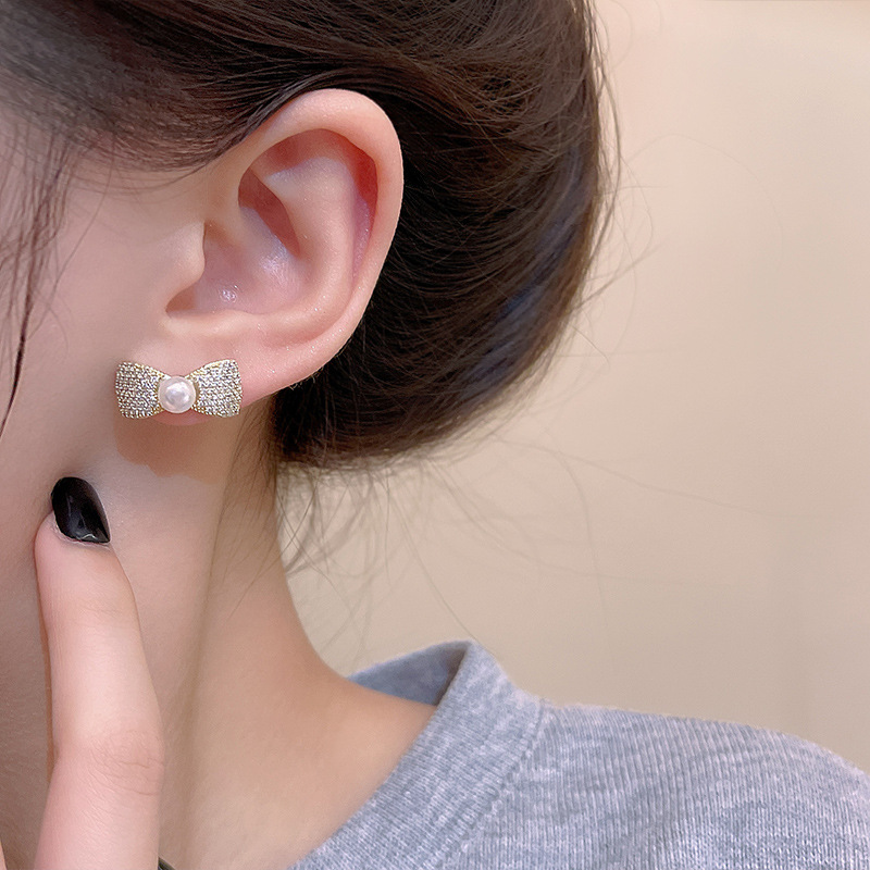Xiaoxiangfeng Bow Pearl Earrings S925, silver needle, exquisite zircon, elegant stud earrings, wholesale of trendy and personalized earrings Application Scenario