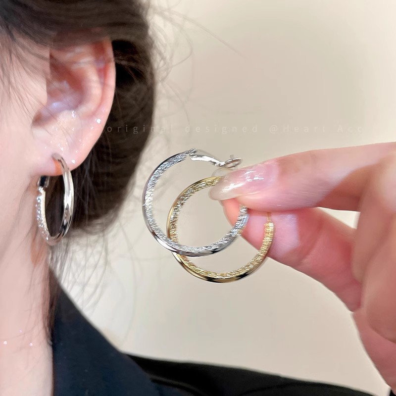 The sparkling plain ring earrings are a niche, light luxury and fashionable fashion for women. The ring ear rings exude a sense of elegance and sophistication, and are versatile full figure