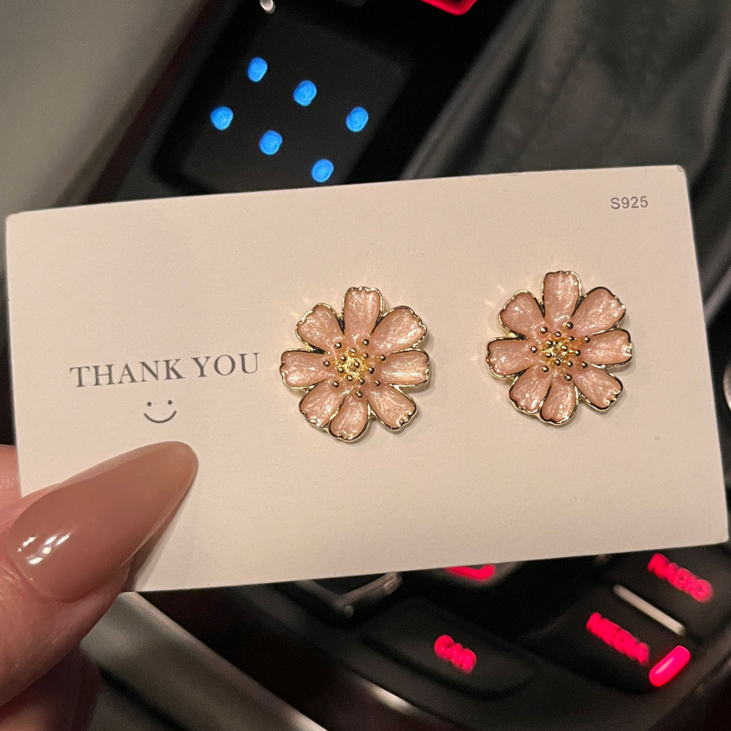 New flower-shaped stud earrings for women, French fashion, small chrysanthemum earrings. Niche design, high-end and elegant earrings Application Scenario